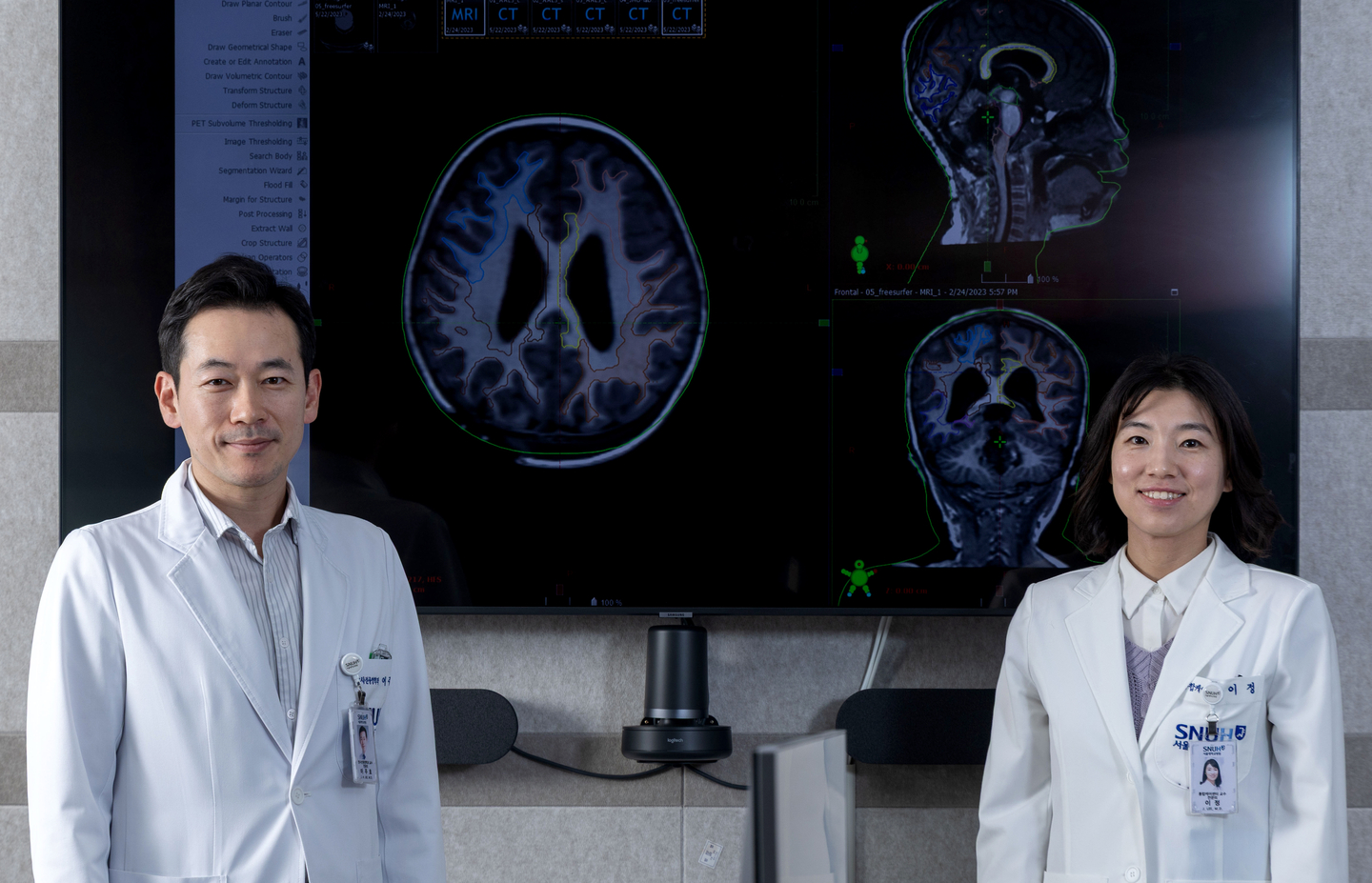 Profs. Lee Joo-ho, left, and Lee Jung pose for a photo at Seoul National University Hospital in Jongno District, central Seoul, during an interview with the JoongAng Ilbo on April 21. [JANG JIN-YOUNG]