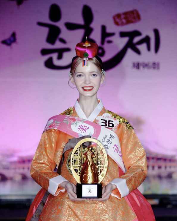 Ukrainian student Lina holds her award after placing third at the beauty pageant contest at Chunhyang Festival held in Namwon, North Jeolla, on April 30. The picture was uploaded on Lina's Instagram. [SCREEN CAPTURE]