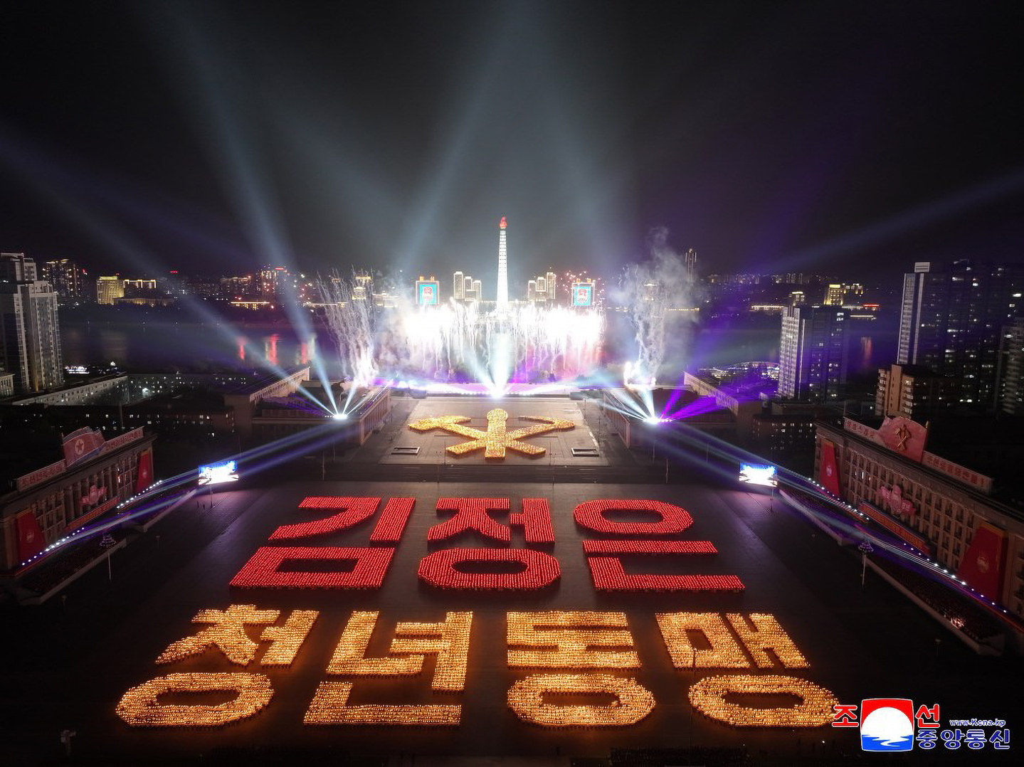 Participants of the event commemorating the 11th Congress of the Socialist Patriotic Youth League of North Korea form large displays of the words “Kim Jong-un Youth League” and the Workers’ Party emblem using torches on April 30 in Pyongyang, in a screen capture from the Korean Central News Agency website. [YONHAP]