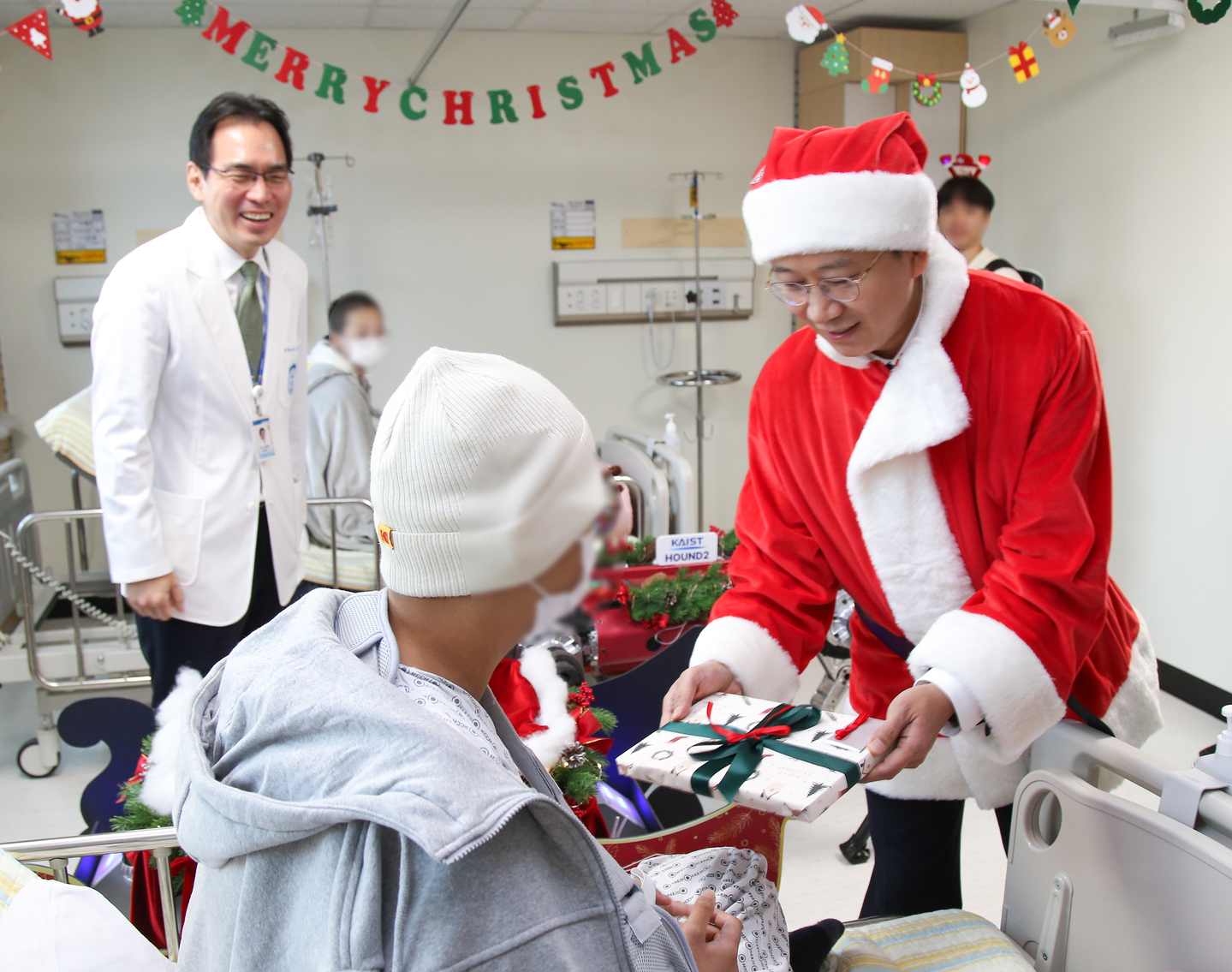 Bae Kyung-hoon, deputy prime minister and minister of Science, ICT and Future Planning, dressed as Santa Claus, visits the Korea Cancer Center Hospital in Nowon District, Seoul, on Christmas Eve, Dec. 24, 2025, to encourage children and adolescent cancer patients undergoing treatment. [MINISTRY OF SCIENCE AND ICT]