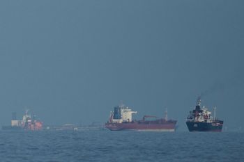 Oil tankers and cargo ships line up in the Strait of Hormuz as seen from Khor Fakkan, United Arab Emirates, on March 11. [AP/YONHAP]